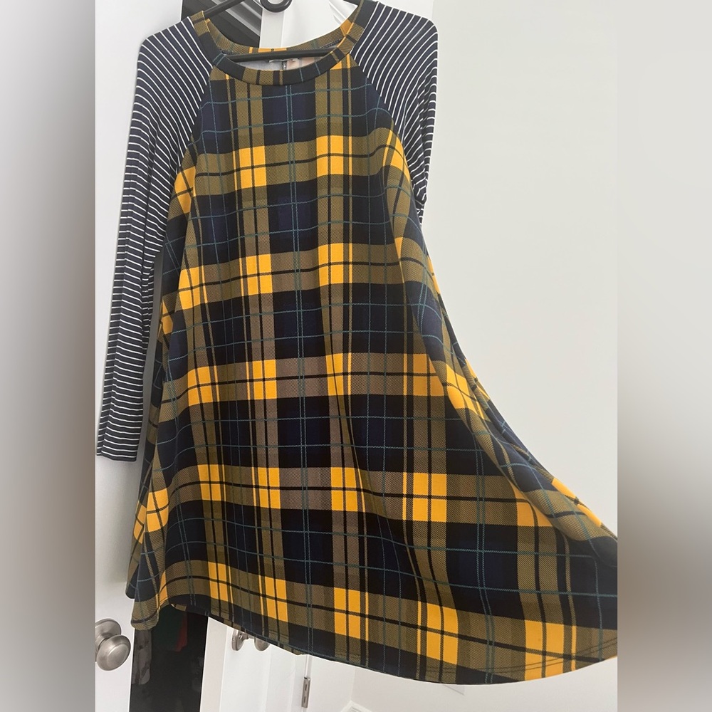 EGS Amazon dress Size M. pit to pit 9”. Length 36”. Navy/yellow plaid